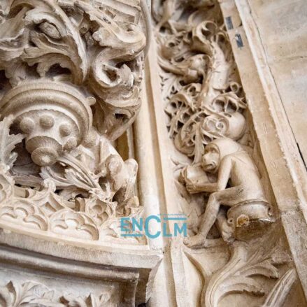 Mono sentado sobre un orinal y con un libro al revés, en el monasterio de San Juan de los Reyes. Foto: Rebeca Arango.