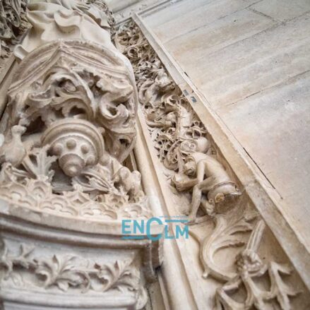 Mono sentado sobre un orinal y con un libro al revés, en el monasterio de San Juan de los Reyes. Foto: Rebeca Arango.