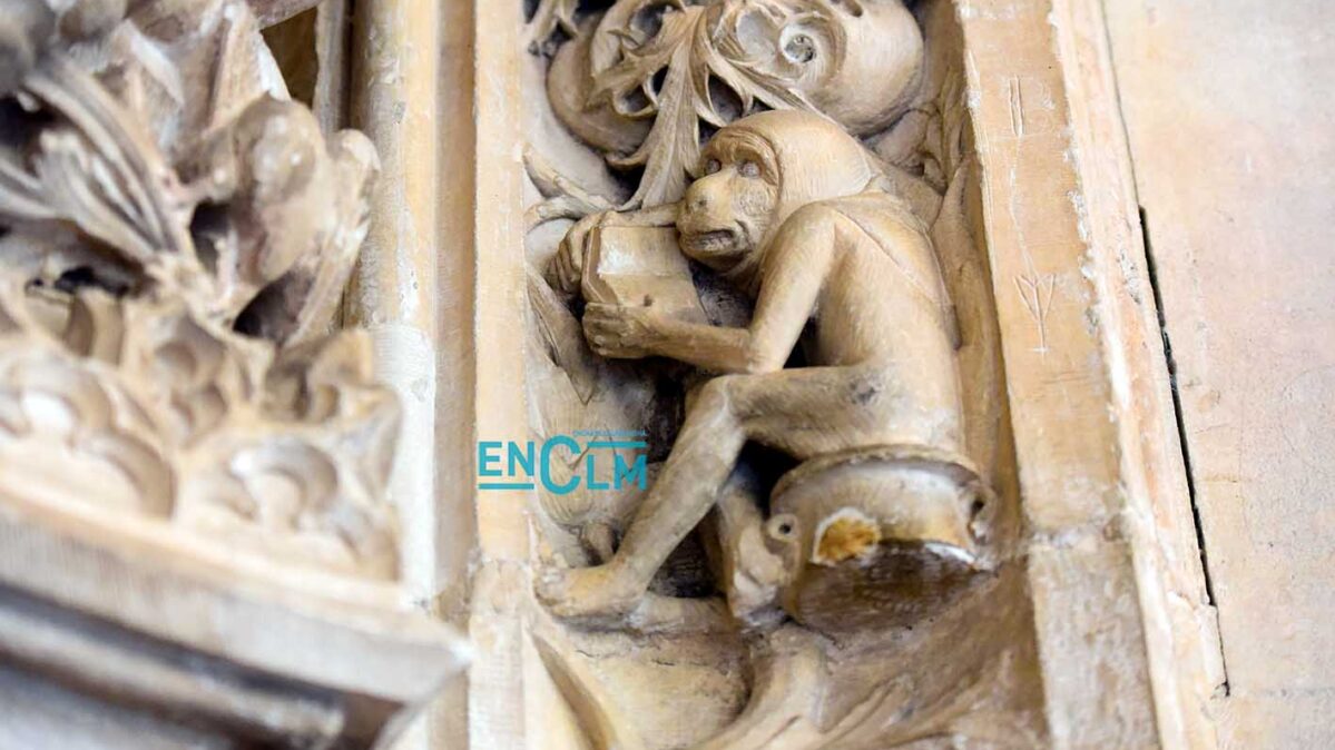 Mono sentado sobre un orinal y con un libro al revés, en el monasterio de San Juan de los Reyes. Foto: Rebeca Arango.