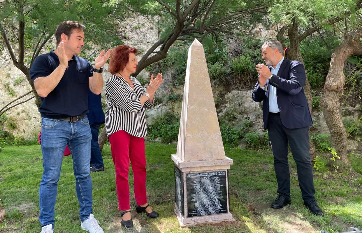 Dario Dolz (derecha) y Mari Ángeles Garcia, descubriendo el monolito por los represaliados conquenses en los campos nazis.