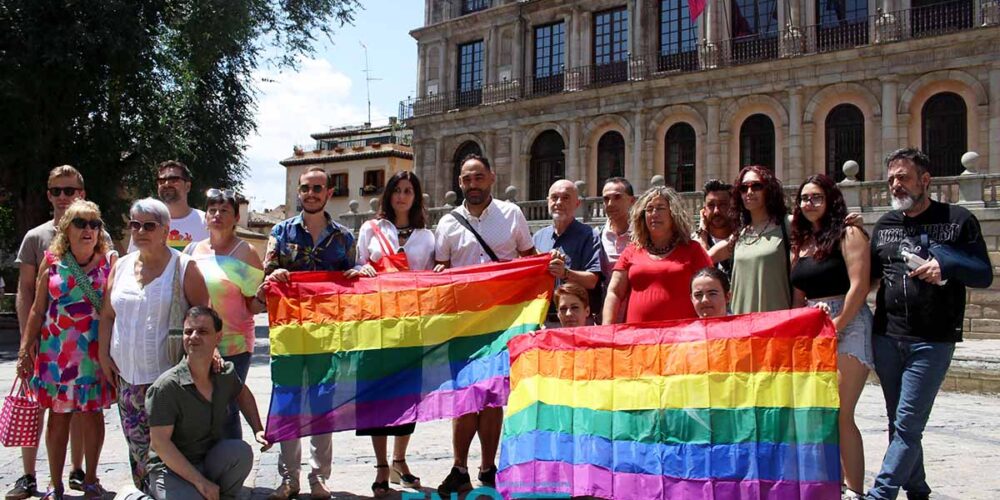 Miembros de Bolo Bolo LGTBI CLM, junto a concejales del PSOE y una exconcejala de Unidas IU Podemos, con banderas LGTBI, han protestado porque el nuevo equipo de Gobierno (PP y Vox) no han colocado la bandera en la fachada del Consistorio. Foto: Sara M. Trevejo.