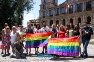 Miembros de Bolo Bolo LGTBI CLM, junto a concejales del PSOE y una exconcejala de Unidas IU Podemos, con banderas LGTBI, han protestado porque el nuevo equipo de Gobierno (PP y Vox) no han colocado la bandera en la fachada del Consistorio. Foto: Sara M. Trevejo.