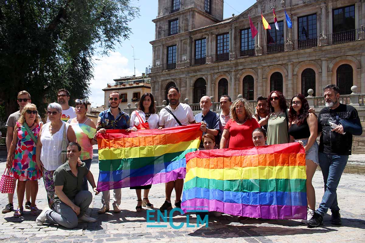 Miembros de Bolo Bolo LGTBI CLM, junto a concejales del PSOE y una exconcejala de Unidas IU Podemos, con banderas LGTBI, han protestado porque el nuevo equipo de Gobierno (PP y Vox) no han colocado la bandera en la fachada del Consistorio. Foto: Sara M. Trevejo.