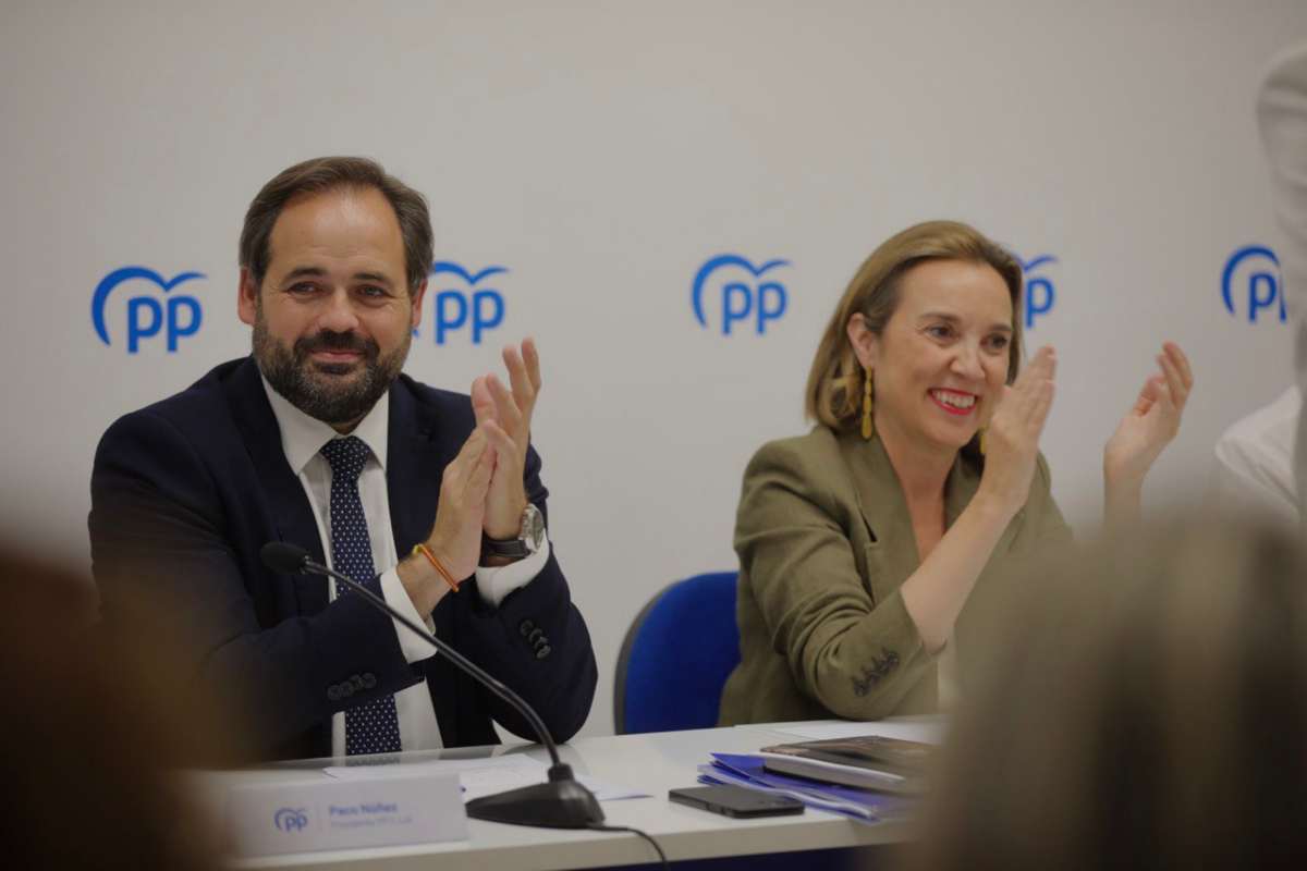 El presidente del PP de CLM, Paco Núñez, y la secretaria general del PP, Cuca Gamarra.