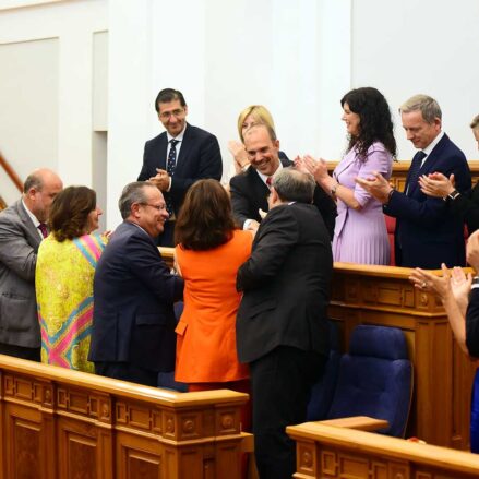 Pablo Bellido, en el momento que recibe la felicitación tras ser nombrado como presidente de las Cortes de CLM. Foto: Rebeca Arango.