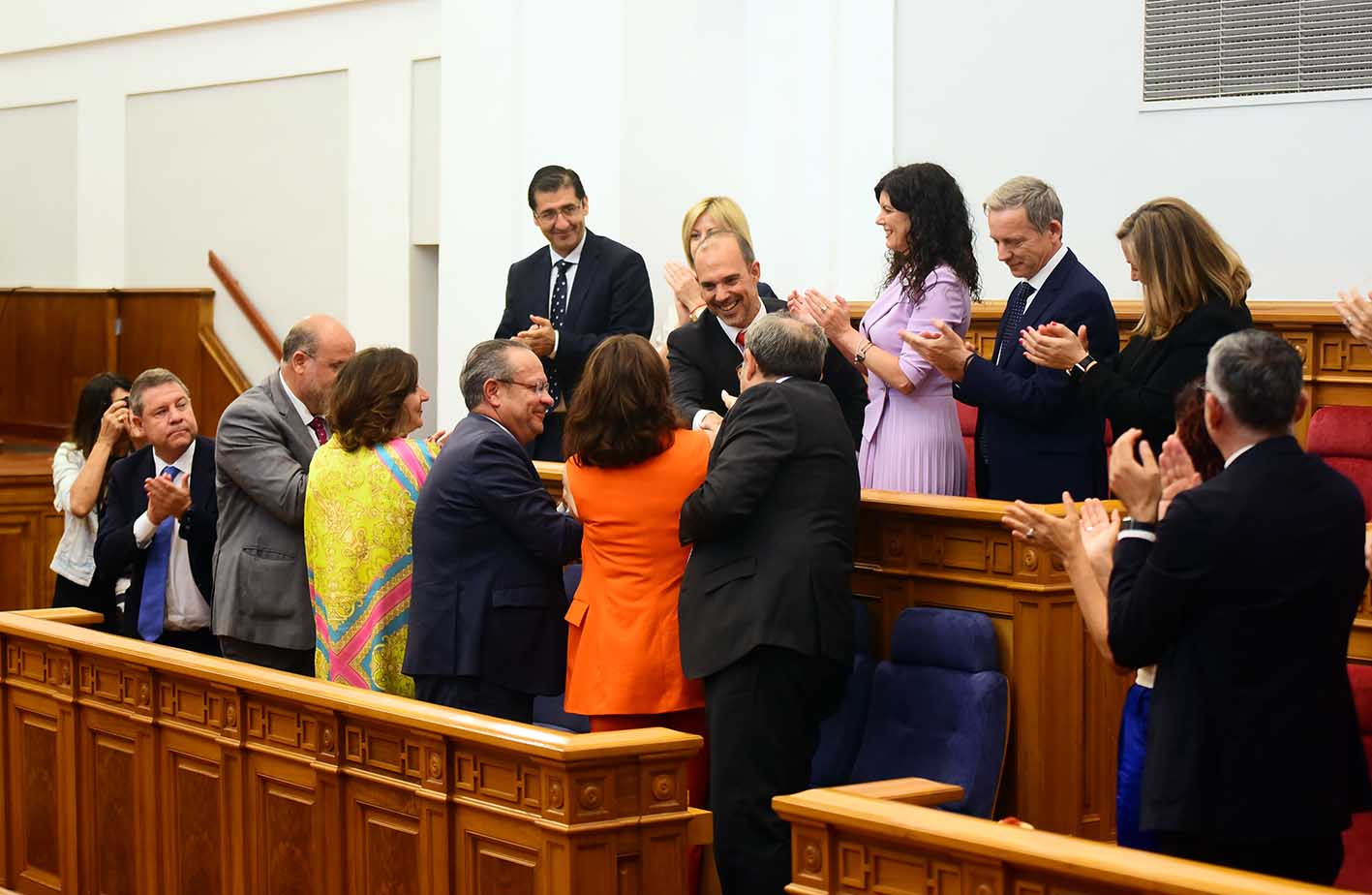 Pablo Bellido, en el momento que recibe la felicitación tras ser nombrado como presidente de las Cortes de CLM. Foto: Rebeca Arango.