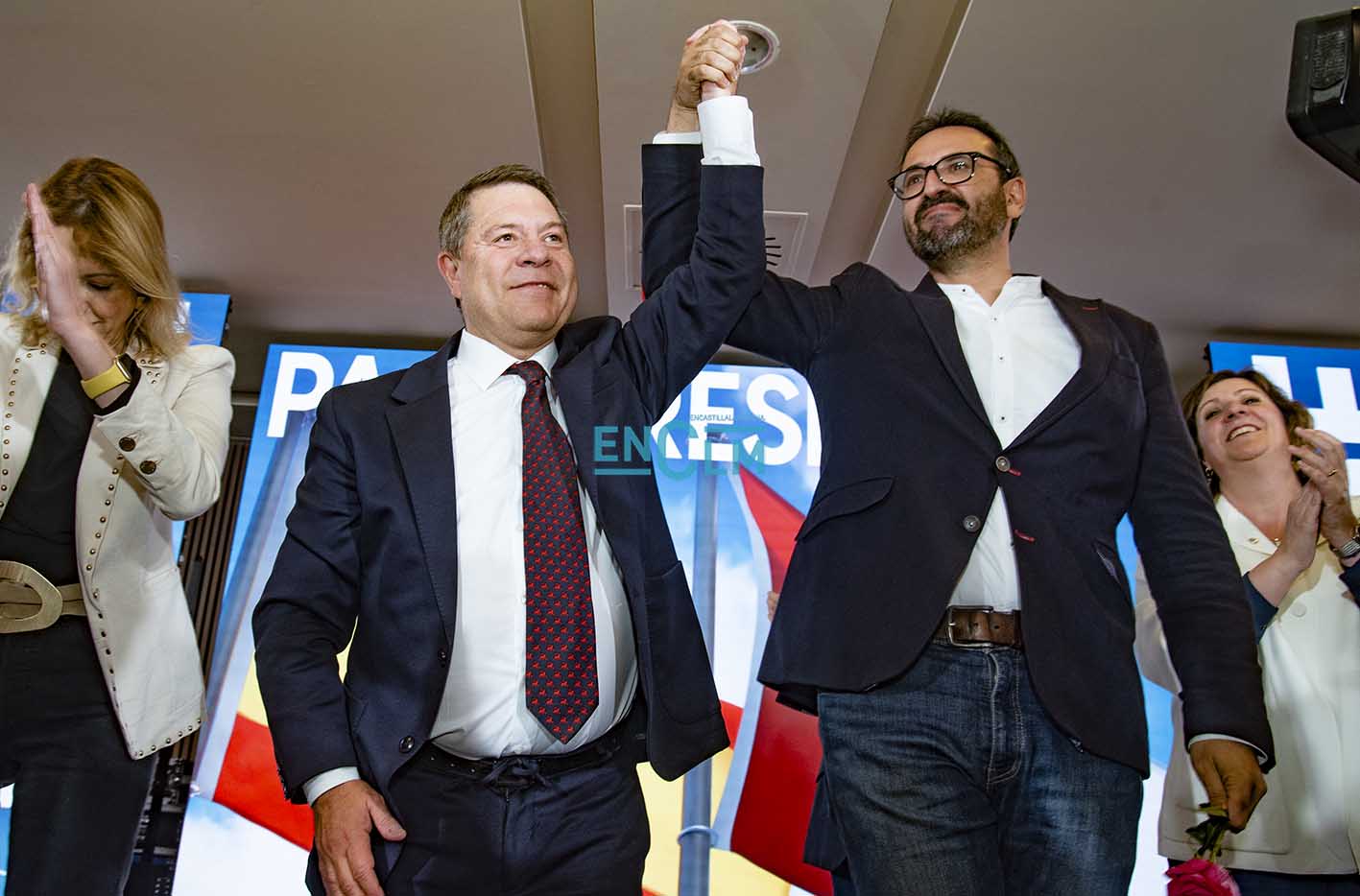 Emiliano García-Page y Sergio Gutiérrez, en la última noche electoral. Foto: Rebeca Arango.