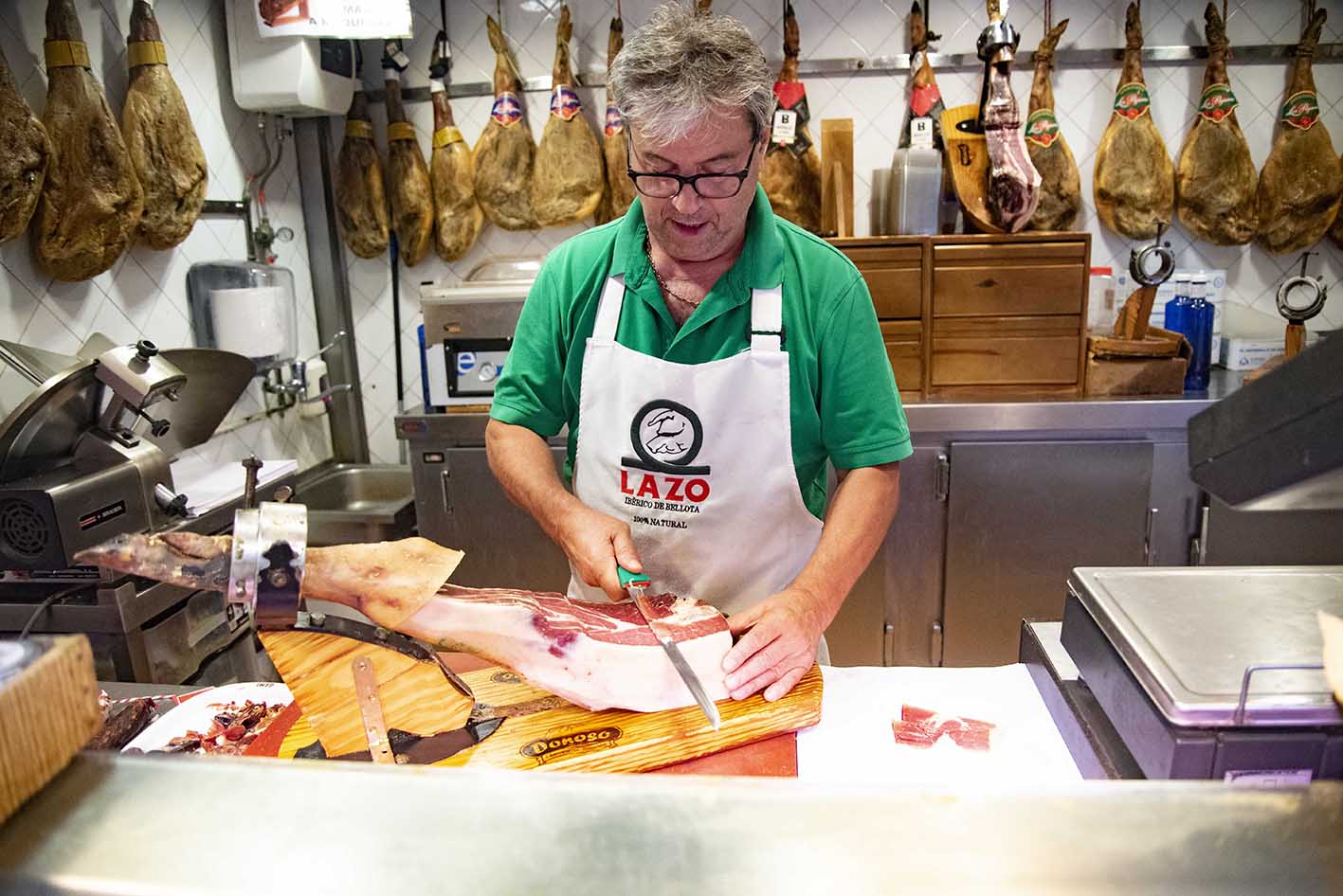 Charcutero de un pequeño comercio de Toledo trabajador, trabajo, empleo, inflacion, comercio,