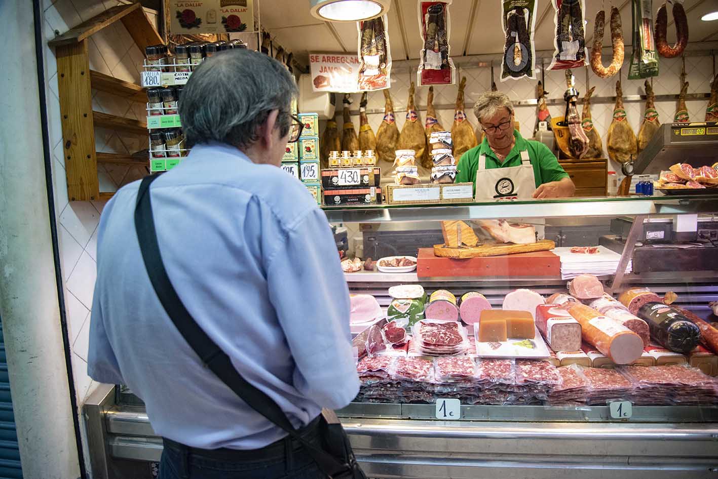 Charcutero de un pequeño comercio de Toledo trabajador, trabajo, empleo, inflacion, comercio,