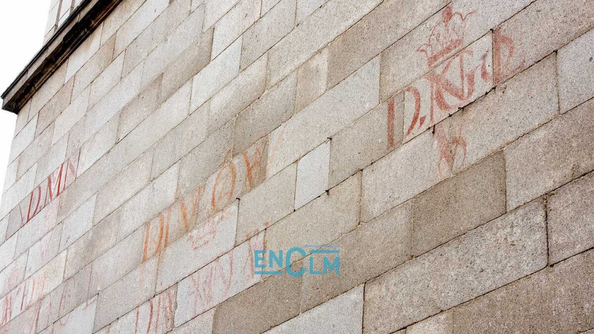 Grafitis hechos con sangre de toro en la Plaza Mayor. Foto: Rebeca Arango.