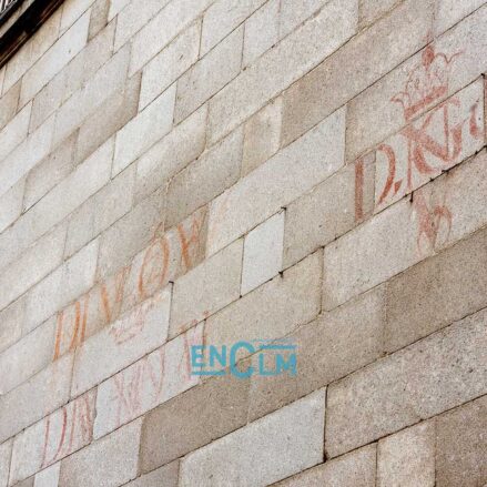 Grafitis hechos con sangre de toro en la Plaza Mayor. Foto: Rebeca Arango.