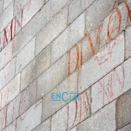 Grafitis hechos con sangre de toro en la Plaza Mayor. Foto: Rebeca Arango.