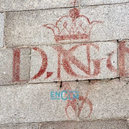 Grafitis hechos con sangre de toro en la Plaza Mayor. Foto: Rebeca Arango.