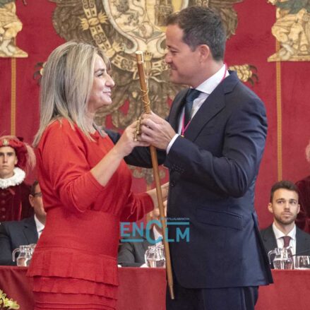 Carlos Velázquez recibe el bastón de mando del Ayuntamiento de Toledo de manos de Milagros Tolón.