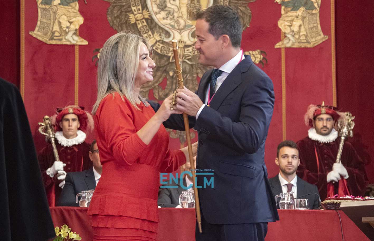 Carlos Velázquez recibe el bastón de mando del Ayuntamiento de Toledo de manos de Milagros Tolón.