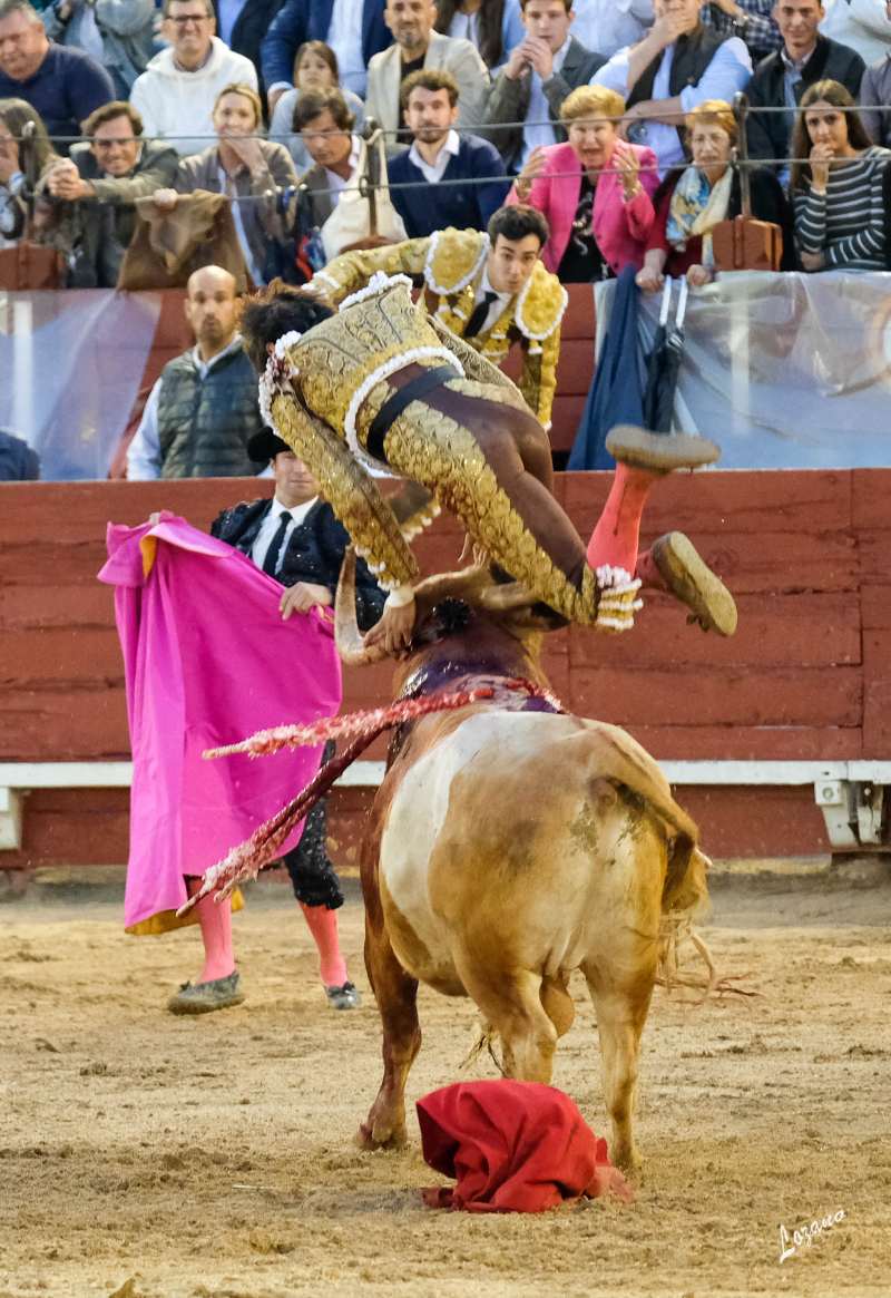 Andrés Roca Rey fue volteado por el toro. Foto: Lozano/Teseo Comunicación.