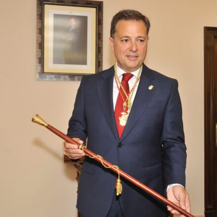 El candidato del PP, Manuel Serrano, recibe el bastón de alcalde por el ayuntamiento de Albacete. EFE/ Manu