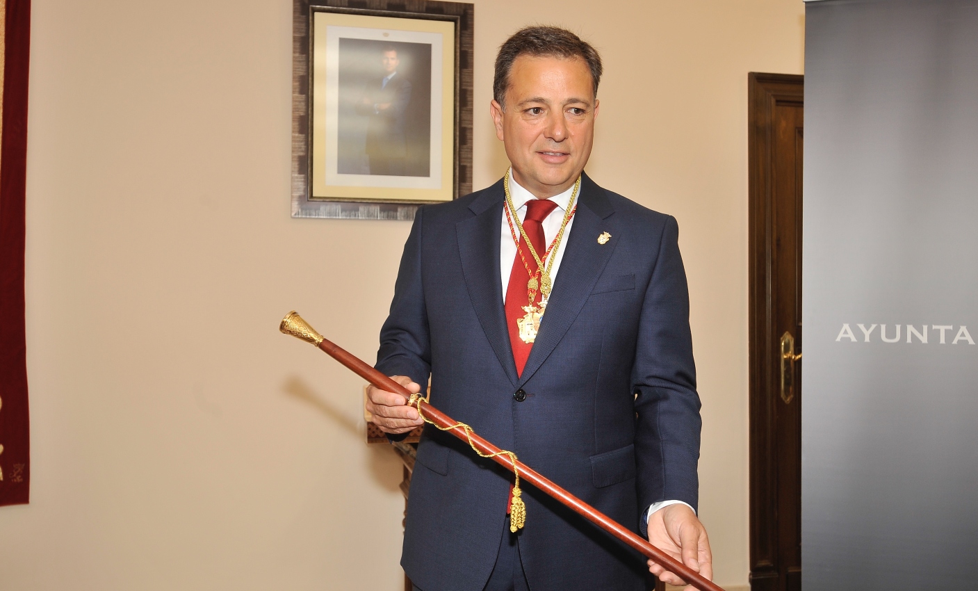 El candidato del PP, Manuel Serrano, recibe el bastón de alcalde por el ayuntamiento de Albacete. EFE/ Manu