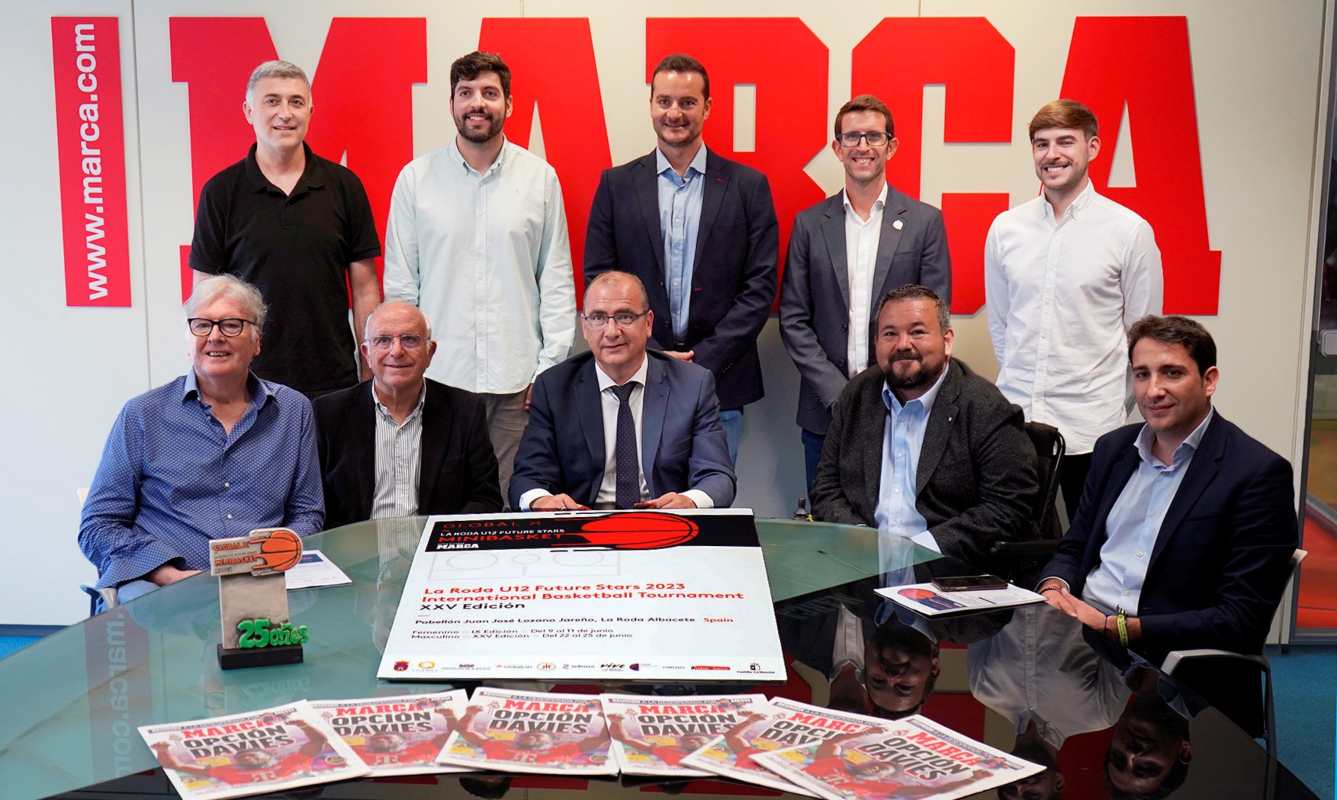 Presentación del Marca Global X La Roda U12 en la sede de Marca.