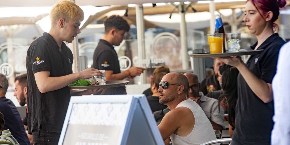 terraza-hosteleria-trabajadora, trabajadores, terraza, bares, bar, empleo,