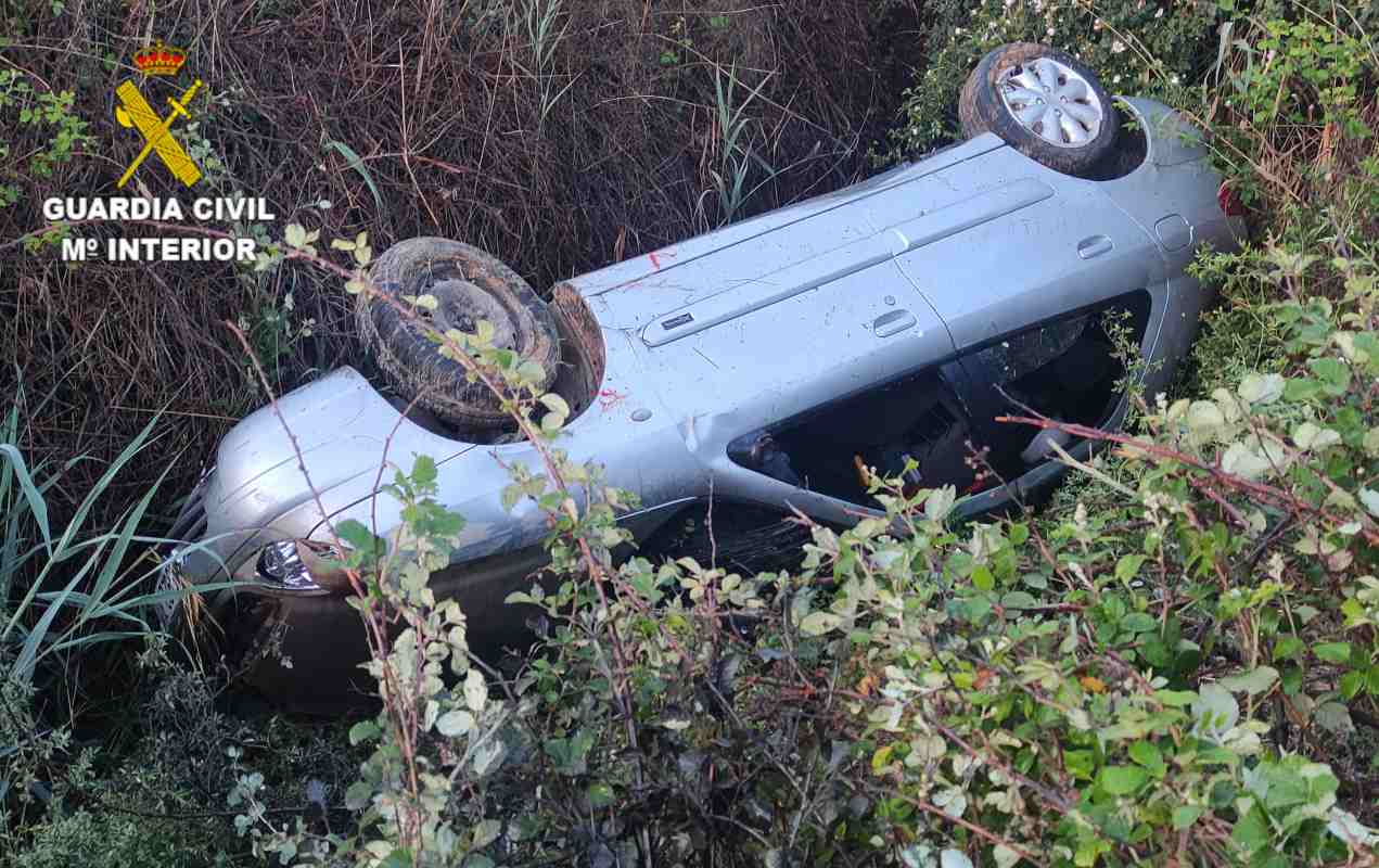 Coche de los detenidos por robo en Cuenca, tras sufrir un accidente.