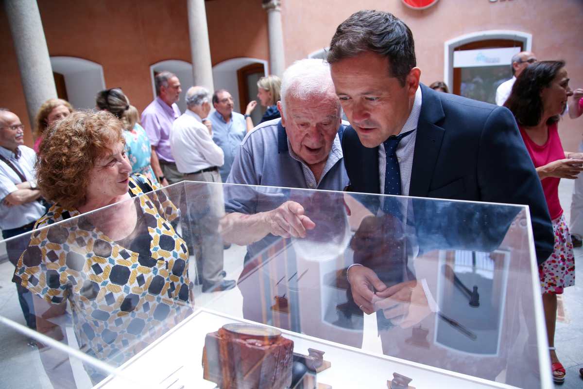 Homenaje del Ayuntamiento de Toledo al damasquinador Julián Simón.