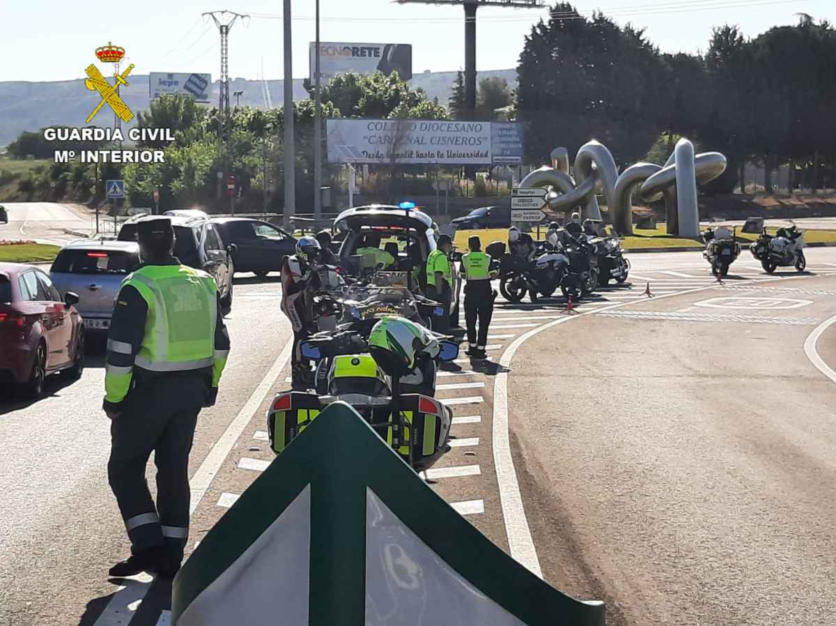 Control de la Guardia Civil en la Glorieta de Cuatro Caminos (Guadalajara)