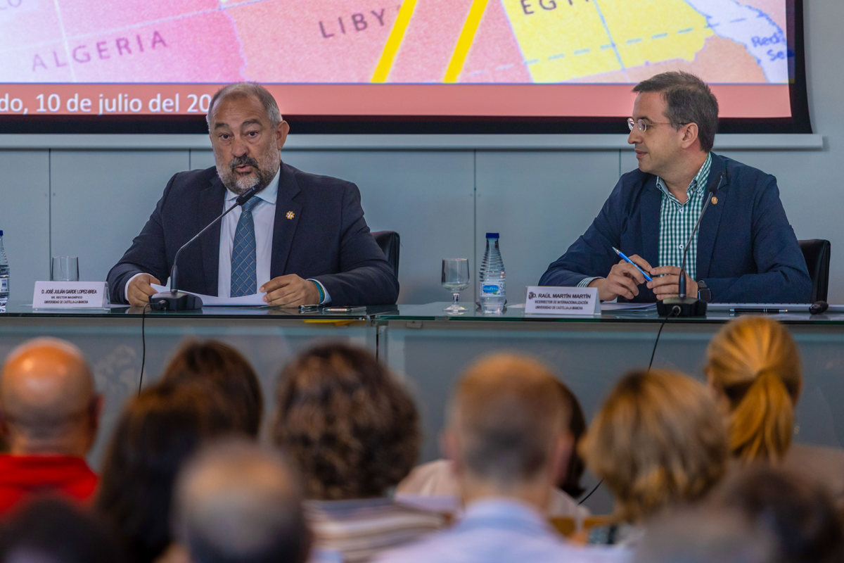 El rector y el vicerrector de Internacionalización de la Universidad de Castilla-La Mancha, Julián Garde, y Raúl Martín(d) presentan este lunes el proyecto 'COLlaborative innOvative sUstainable Regional UniverSities (COLOURS)'. EFE/Ángeles Visdómine.