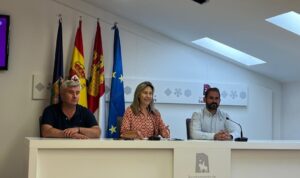 Ana Guarinos, alcaldesa de Guadalajara junto a Alfonso Esteban y Santiago López