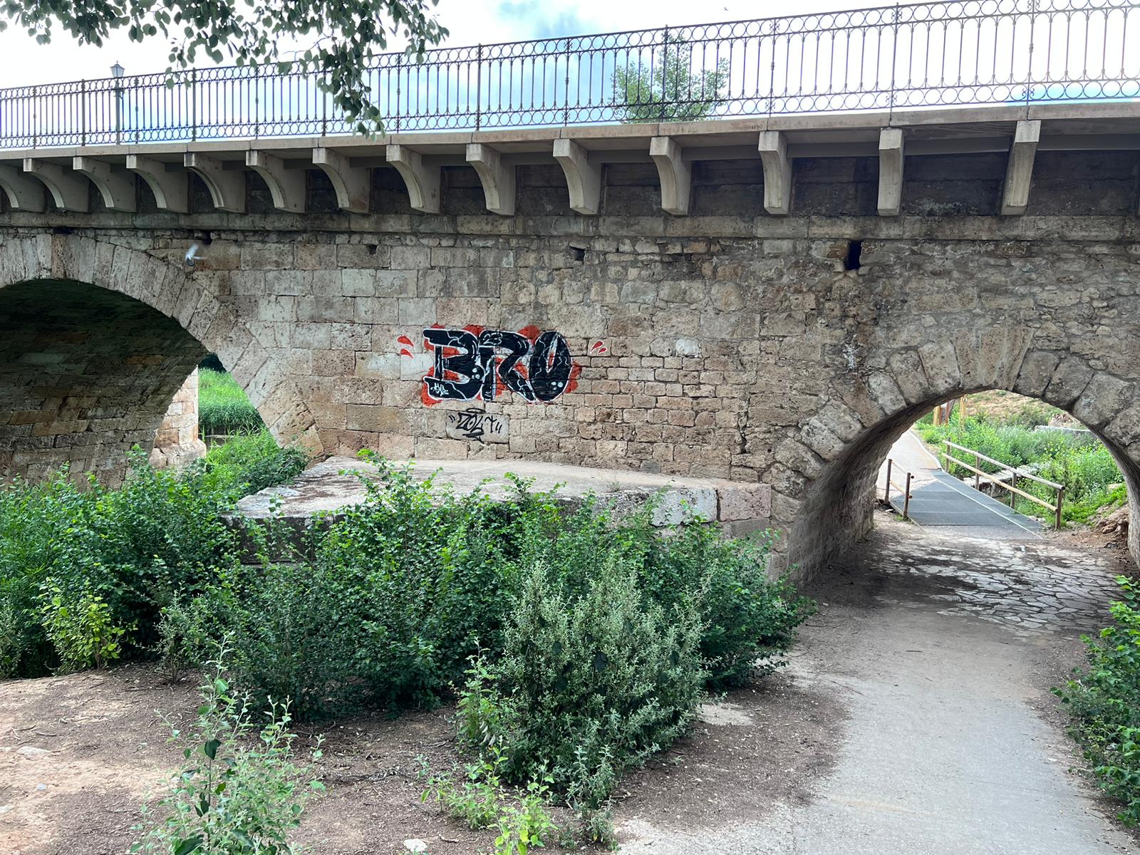 Pintada bajo el Puente Árabe de Guadalajara