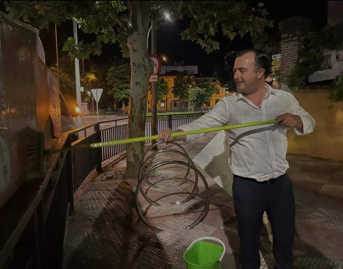 David Moreno en la pegada de carteles de Vox en Talavera de la Reina Foto: cuenta de instagram @david.moreno.ramos