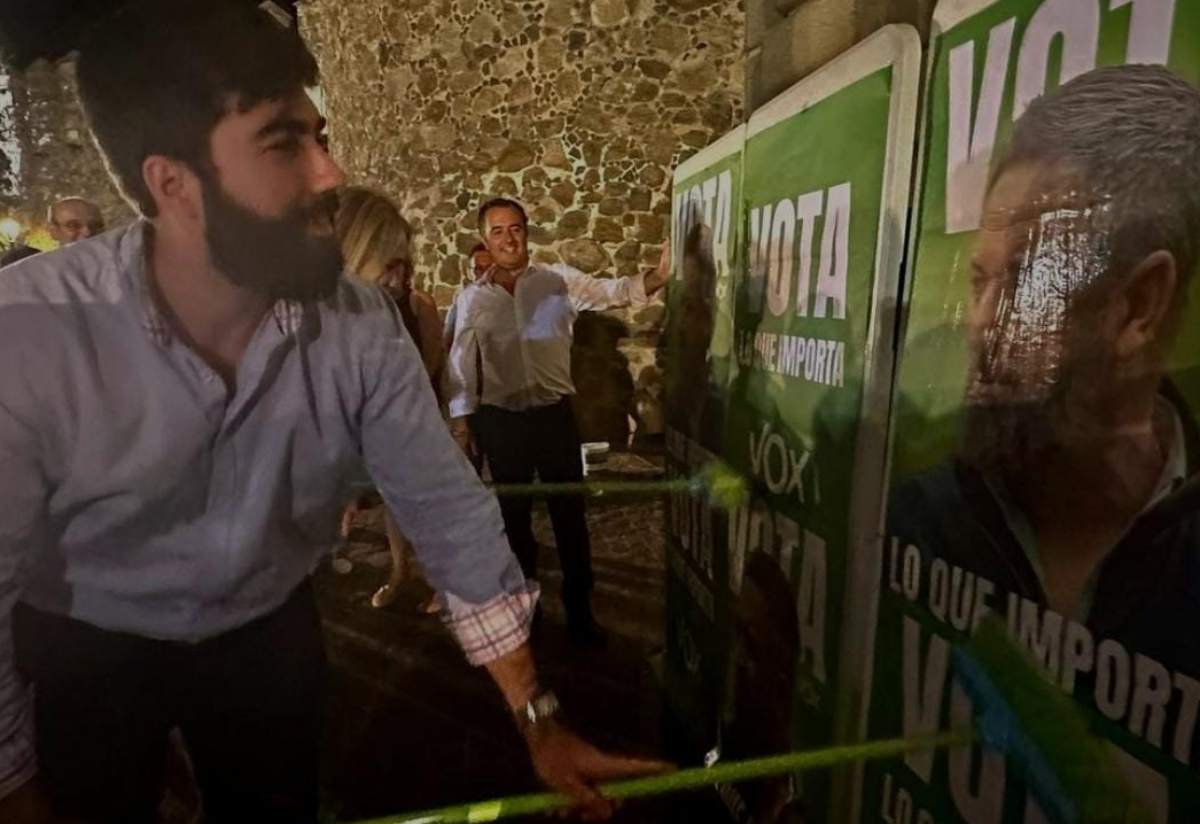 Manuel Mariscal en la pegada de carteles de Toledo Foto: cuenta de instagram @voxtoledo_