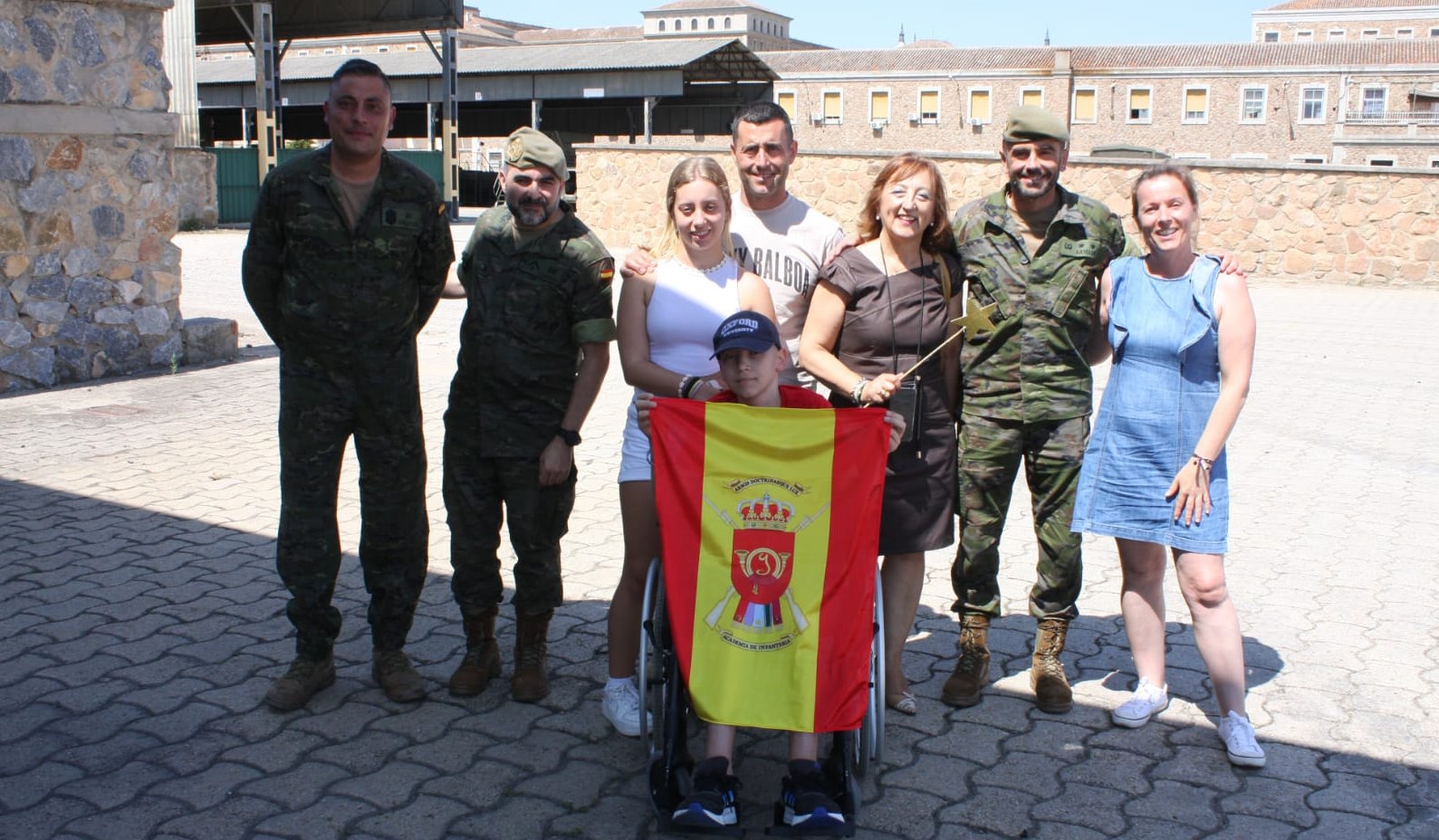 Alejandro y su familia, en la Academia de Infantería. El joven cumplió su sueño.