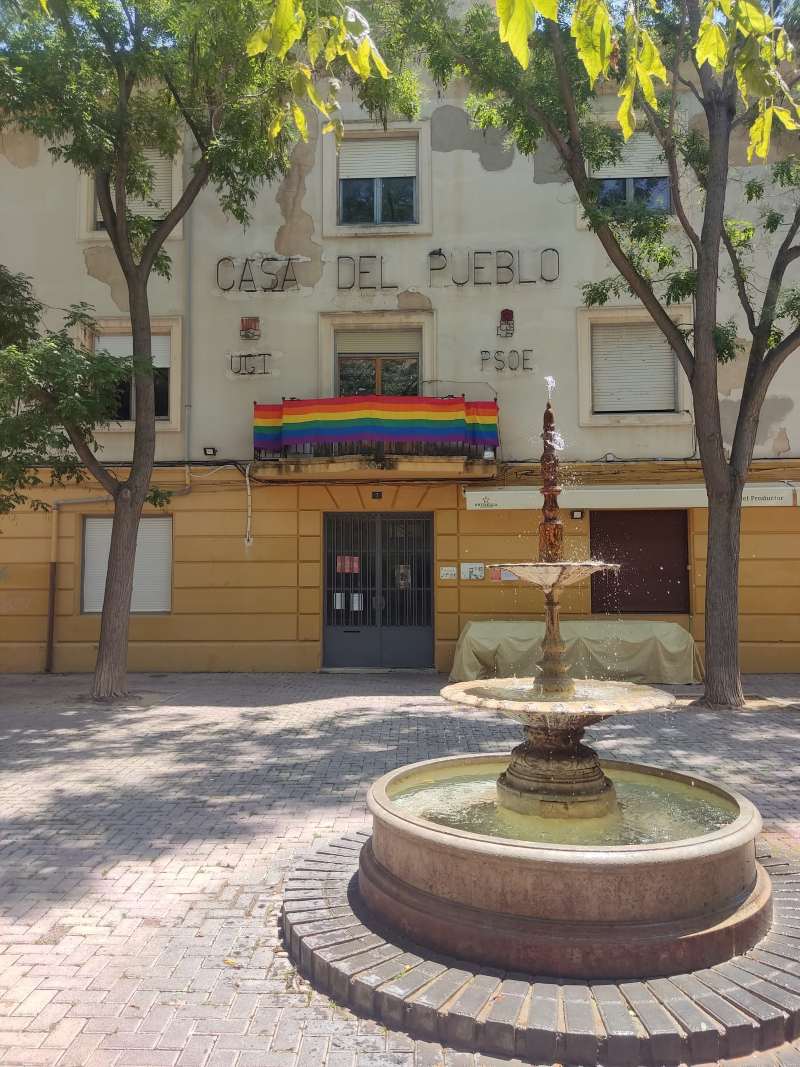 Así colgaba la bandera LGTBI de la sede de UGT en Almansa. Foto: UGT.