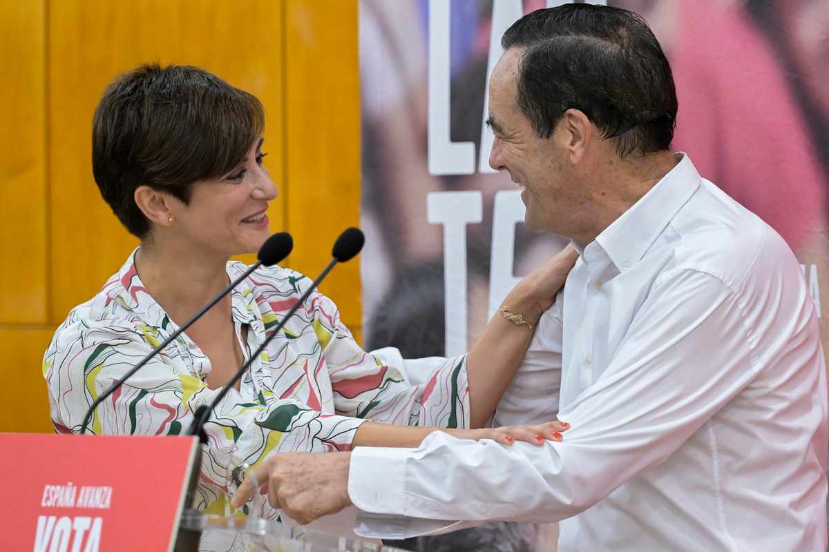 La portavoz del Gobierno, Isabel Rodríguez, y el expresidente de Castilla-La Mancha, José Bono.