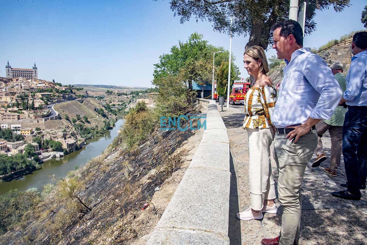 Carlos Velázquez e Inés Cañizares, alcalde y vicealcaldesa de Toledo, en el incendio. Foto: Rebeca Arango.