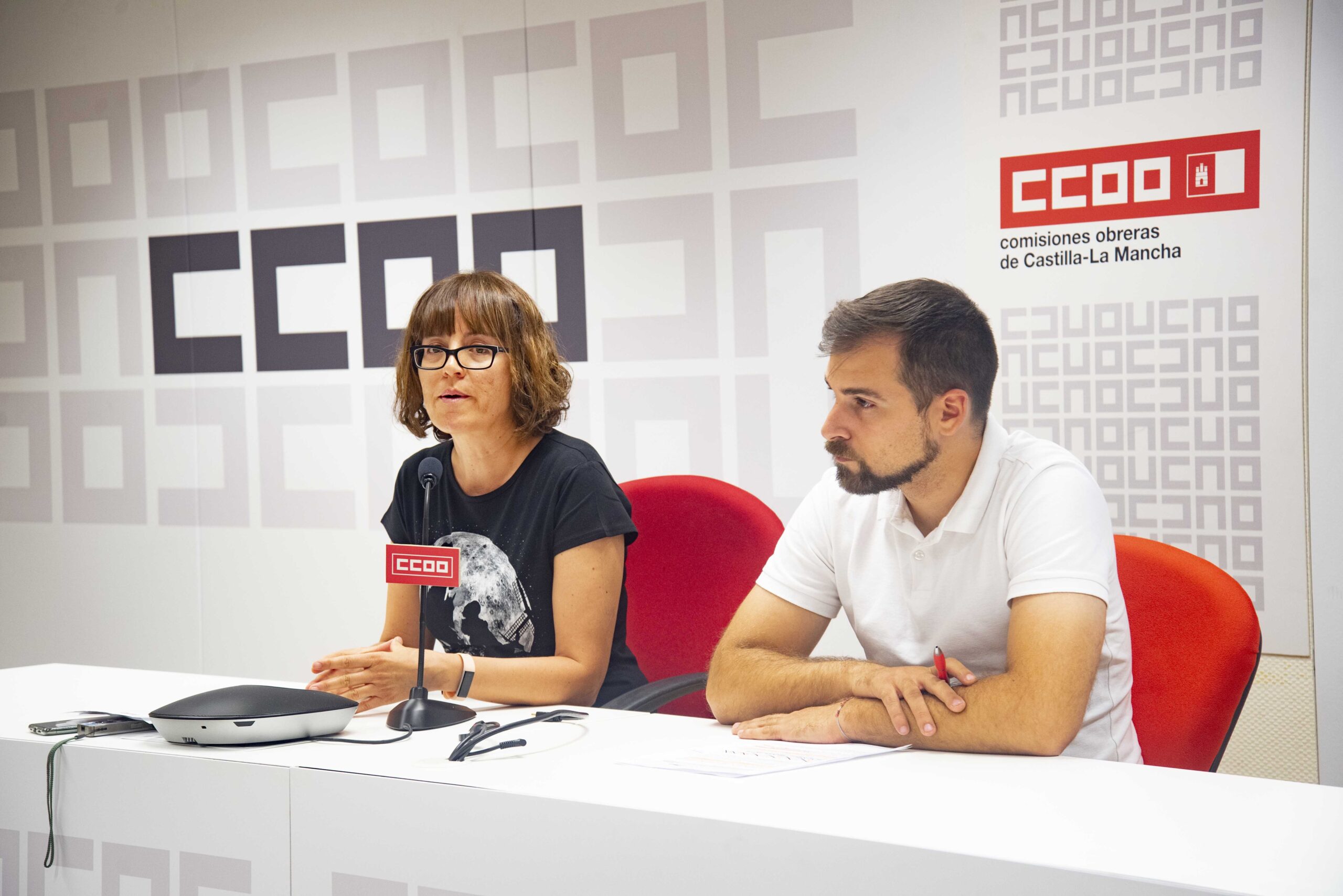 María Ángeles Castellanos y Juan Carlos del Puerto, de CCOO-CLM, en rueda de prensa. Foto: Rebeca Arango.