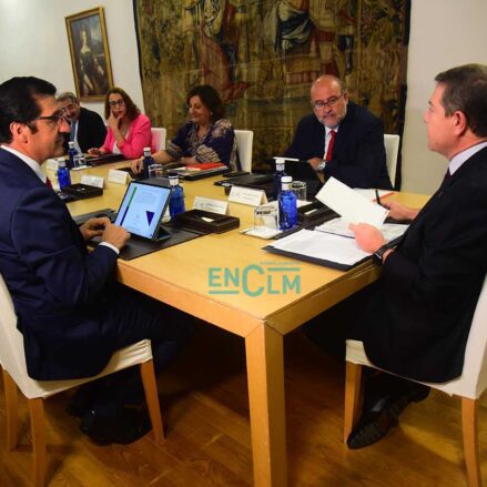 Reunión nuevo Conejo de Gobierno de Castilla-La Mancha consejeros