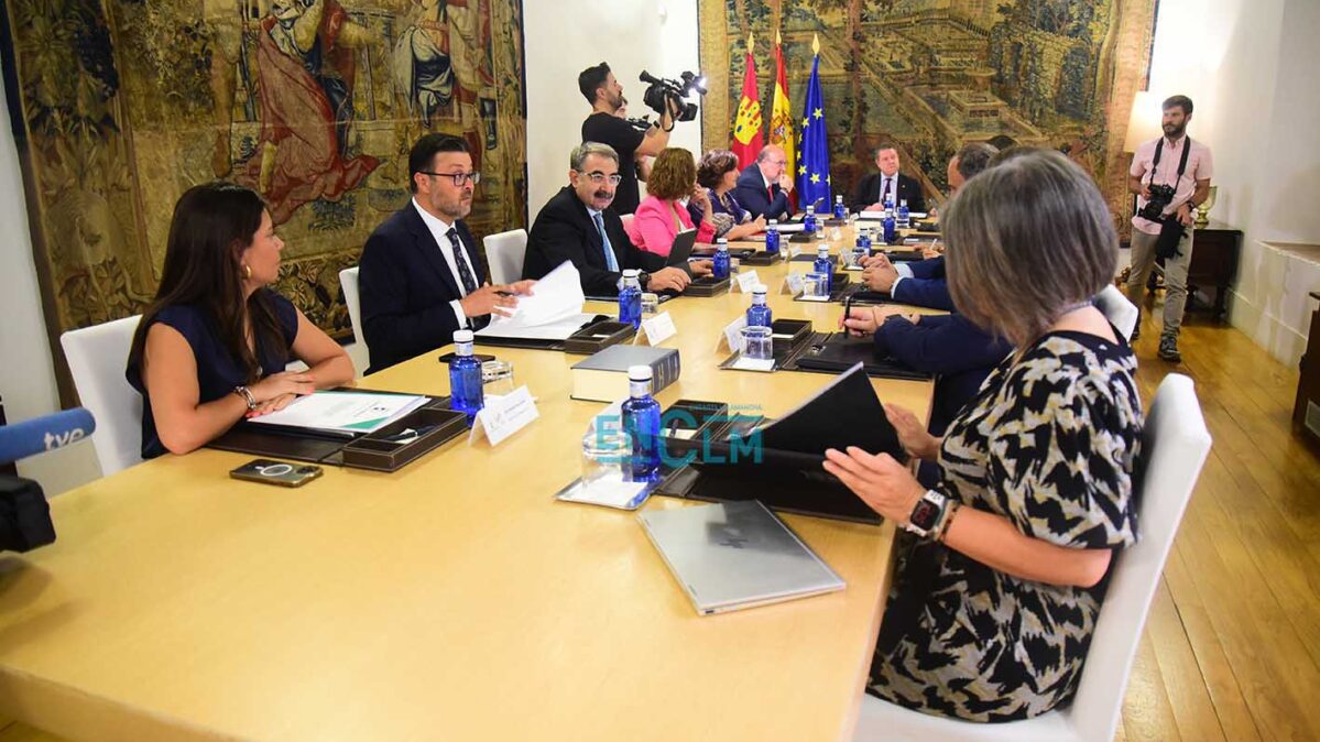 Reunión nuevo Conejo de Gobierno de Castilla-La Mancha consejeros