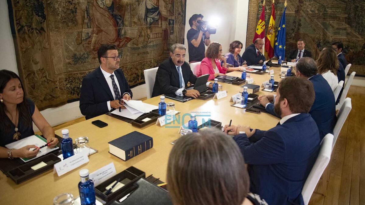 Reunión nuevo Conejo de Gobierno de Castilla-La Mancha consejeros