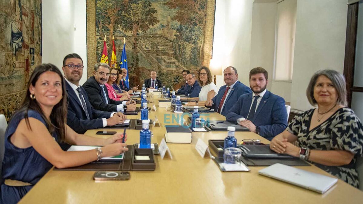 Reunión nuevo Conejo de Gobierno de Castilla-La Mancha consejeros