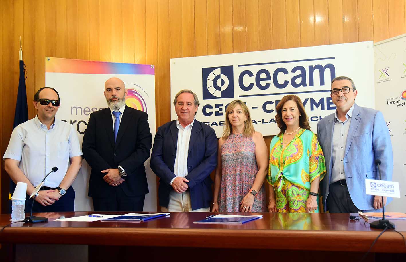 Firma del convenio entre Cecam y la Mesa del Tercer Sector