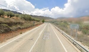 Carretera de Elche de la Sierra a Férez.