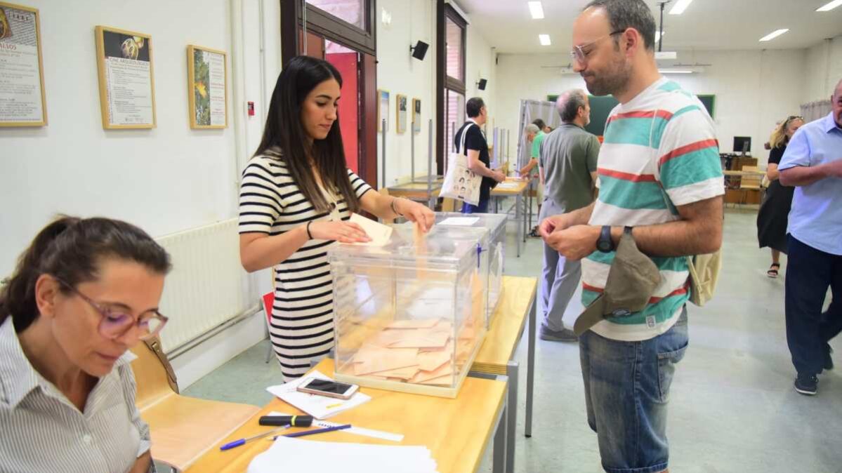 Imagen de una mesa electoral en Toledo este 23J. Foto: Rebeca Arango.