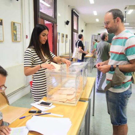 Imagen de una mesa electoral en Toledo este 23J. Foto: Rebeca Arango.