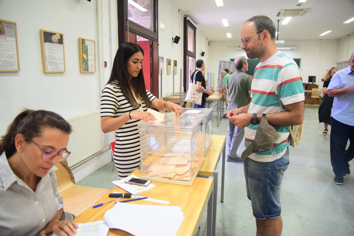 Imagen de una mesa electoral en Toledo este 23J. Foto: Rebeca Arango.