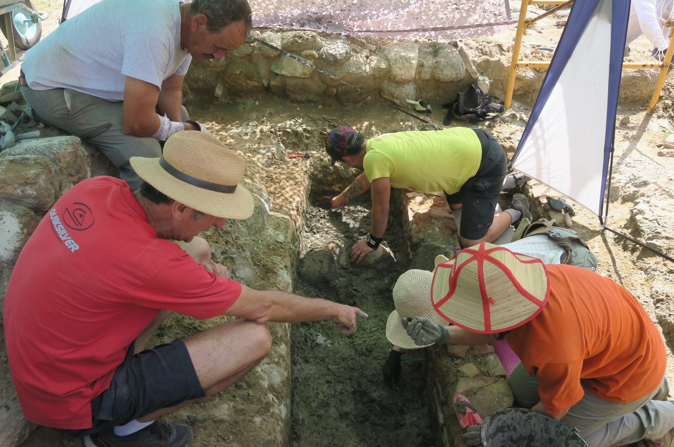 Excavaciones de restos humanos en Guarrazar, en Guadamur (Toledo).
