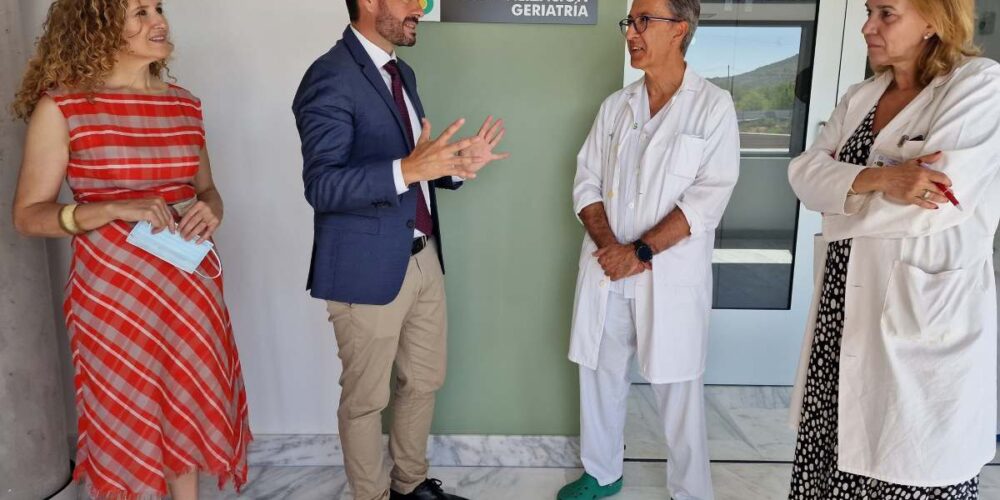José Luis Escudero, delegado de la Junta en Guadalajara visita laos nuevos servicios del Hospital Universitario
