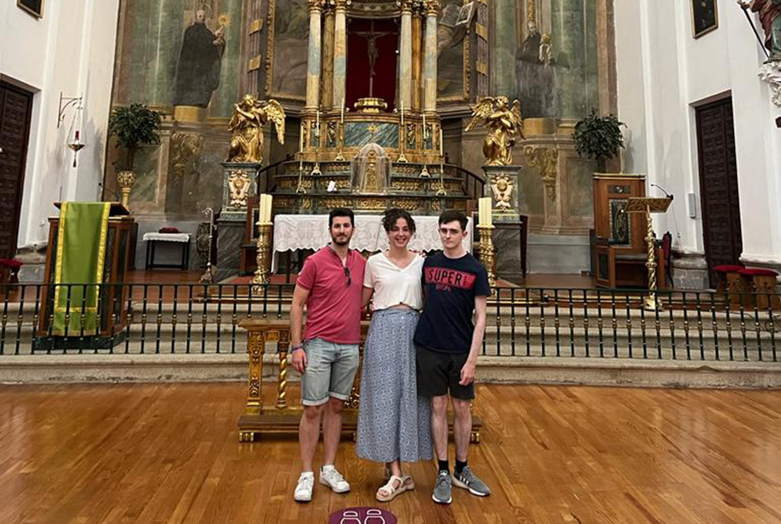 Los voluntarios que están en la antigua iglesia de los jesuitas.