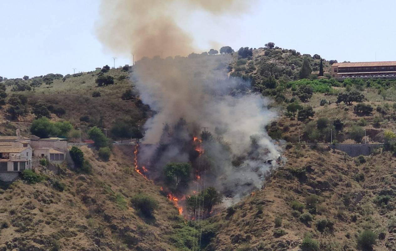 Incendio en Toledo, junto a la ermita del Valle.